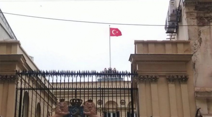 hollanda büyükelçiliğine türk bayrağı asılması